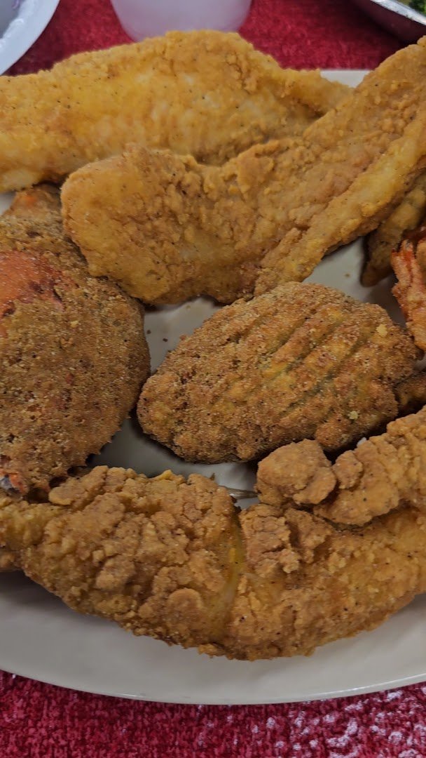 Fried seafood served in a laid-back dining room.